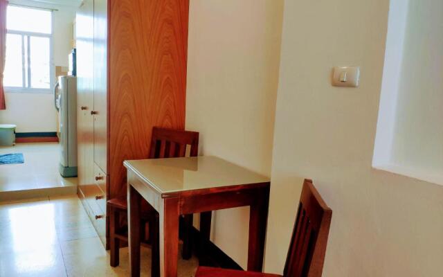 Quiet studio with king bed, kitchen and balcony