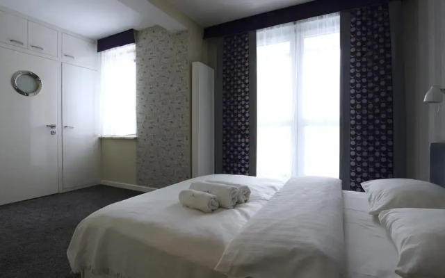 Senator Warsaw Apartments