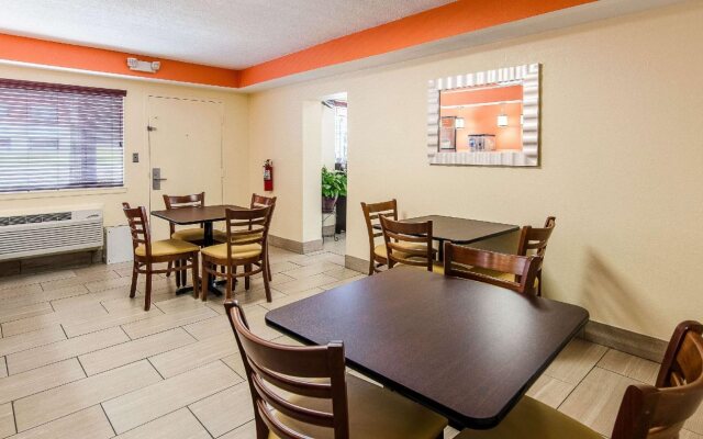 Econo Lodge Near Motor Speedway