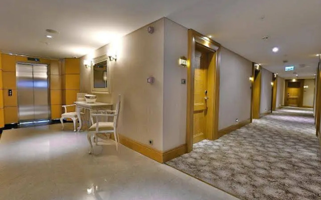 Queen Hotel & Spa