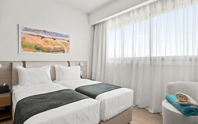 Mercure Larnaca Finikoudes Beach
