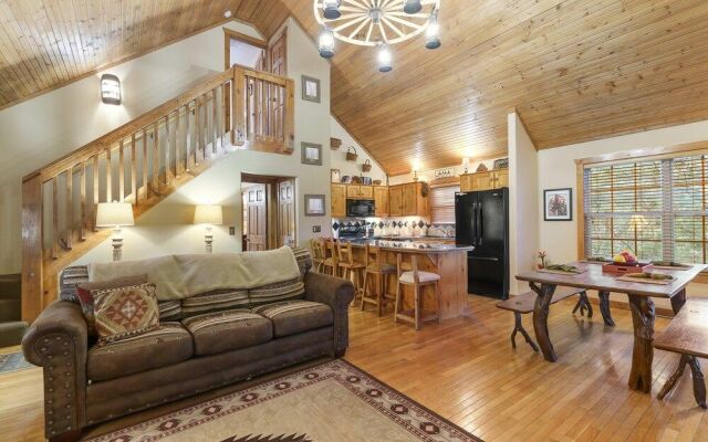The Lodge on the Creek Branson West Cabin w/ Beautiful Views