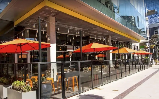 Comfy DT Loft w Parking Rooftop Patio BBQ Gym