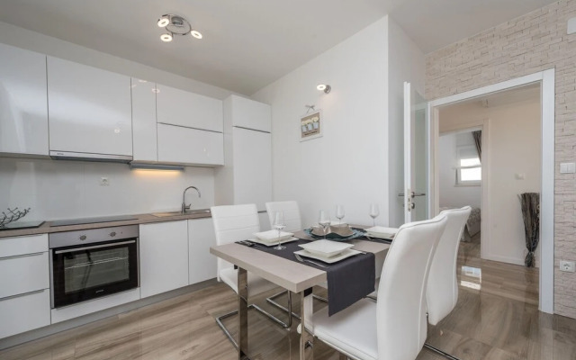 Apartments with Pool Villa Zora