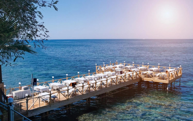 Charisma De Luxe Hotel