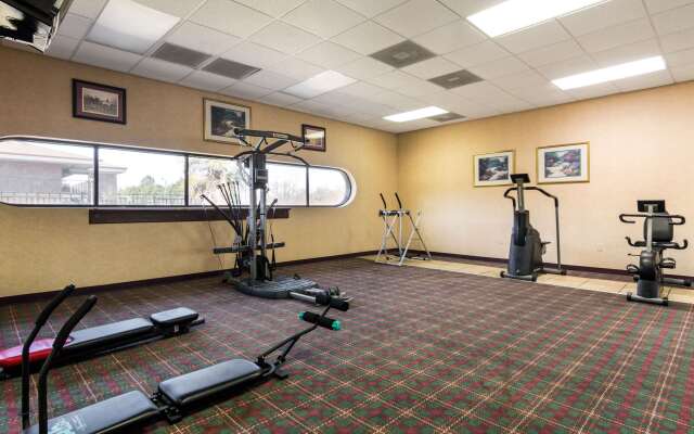 Econo Lodge Inn & Suites Conference Center