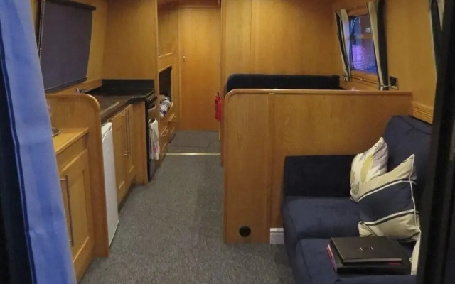 Houseboat Hotels