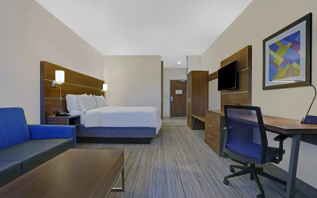 Holiday Inn Express & Suites Lenexa Overland Park Area