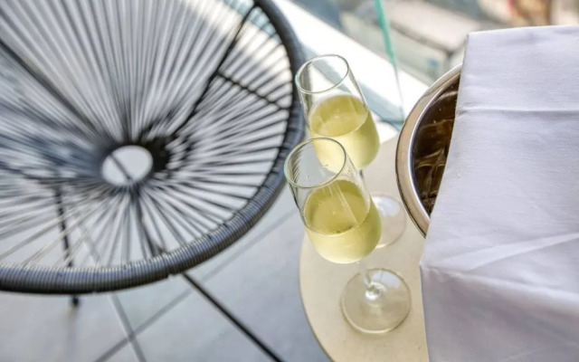 Official Mercury Suites With Rooftop Pool Access