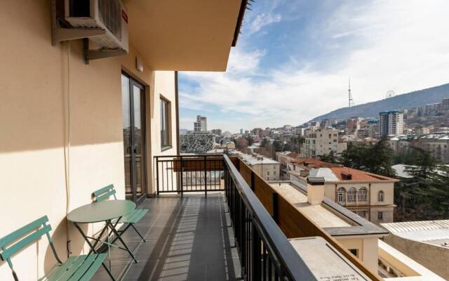 Modern 1BR apt w spacious balcony & a bathtub