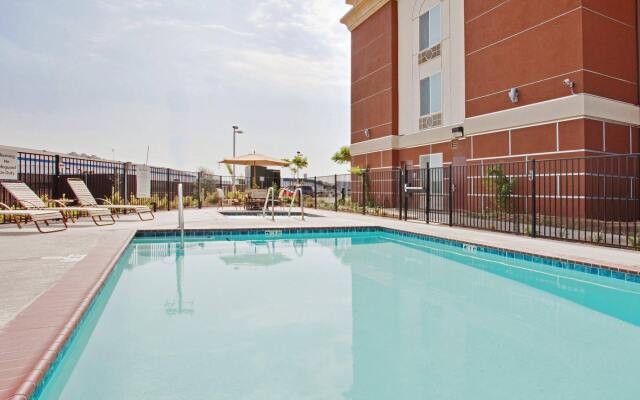 Holiday Inn Express & Suites Dinuba West by IHG