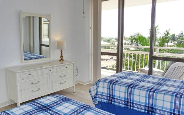 Inviting Beachfront Condo With Large Balcony and Pool