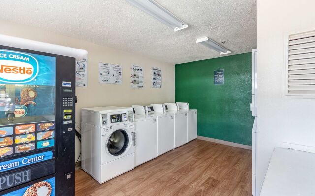 HomeTowne Studios By Red Roof Dallas - North Addison/ Tollway