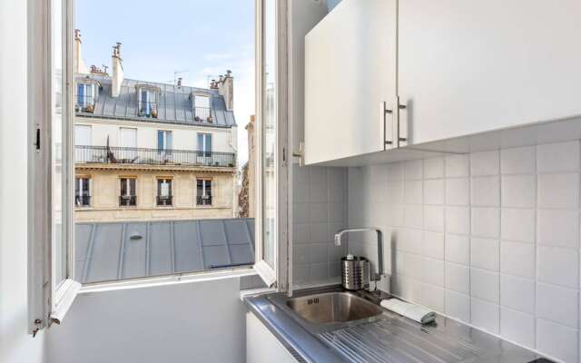 Quaint Apartment With Rooftop Views of Montmarte