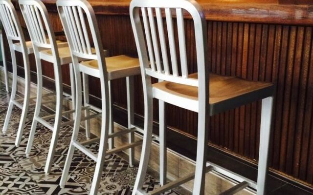 Upper Deck Hotel and Bar - Adults Only