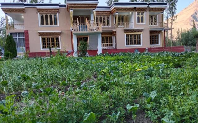 La-Tsas Guest House