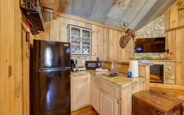 'Antler'S Point' Cabin W/ Patio In Branson!