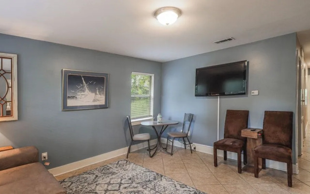 Delightful 2-bedroom, 1-bath Home Near Biloxi's Scenic Back Bay