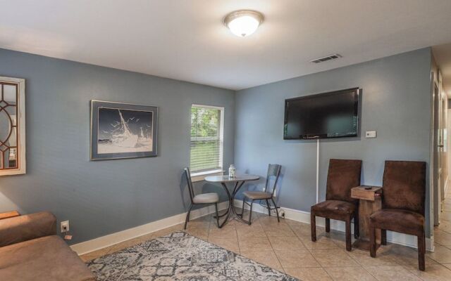 Delightful 2-bedroom, 1-bath Home Near Biloxi's Scenic Back Bay