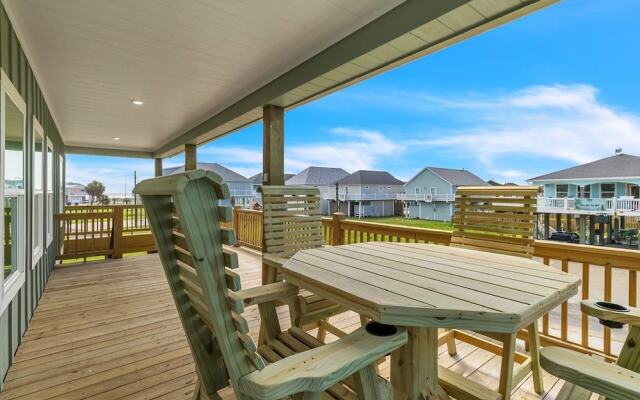 Just Beachy 3 Bedroom Home by RedAwning
