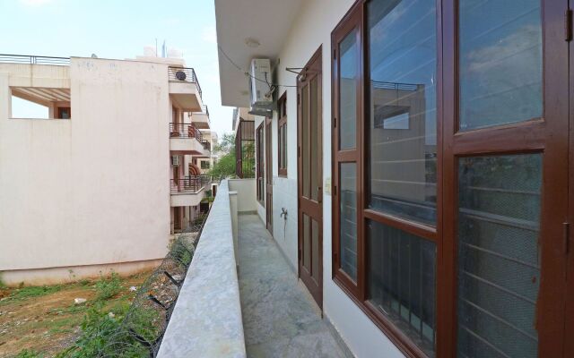 OYO 15736 Little Residency