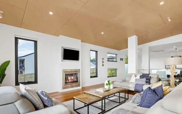 The Ocean s Edge Luxury Entertainer With Views