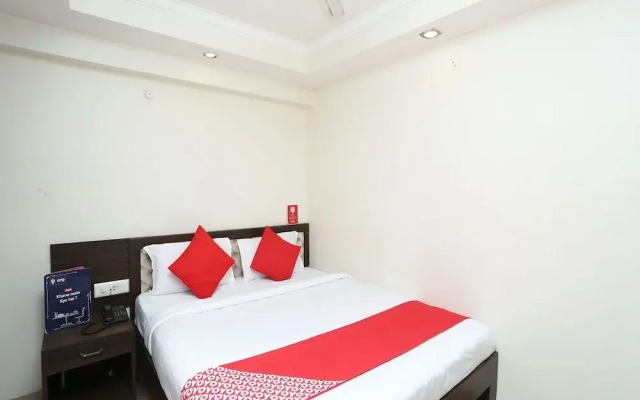 OYO 30240 Shri Radha Palace