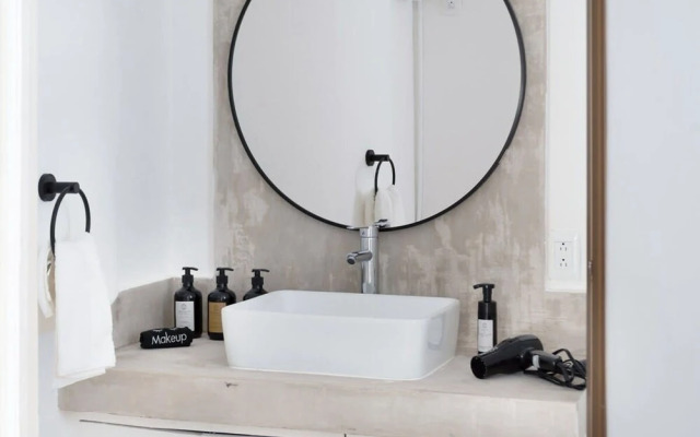 1 BR Suite 1 Block Away From the Beach