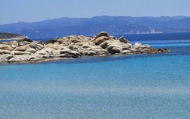 Stylish Maisonette With 3 Bedrooms in Vourvourou, Greece