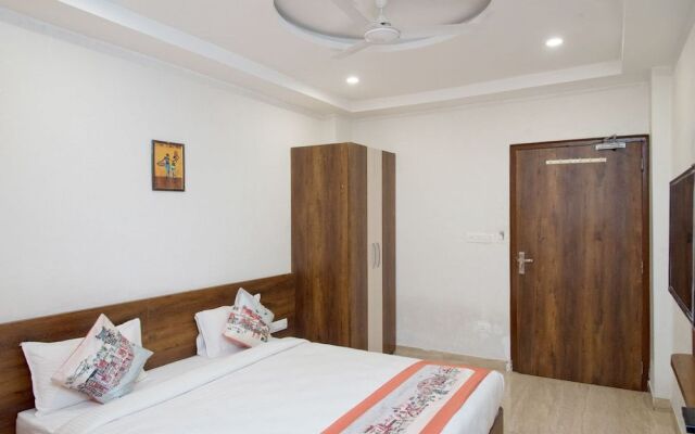 OYO 10893 Hotel Divine Inn