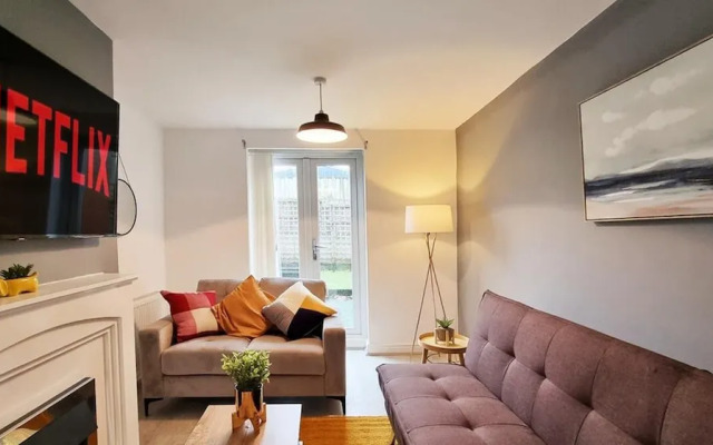 Modern 3-bed House Garden With Parking