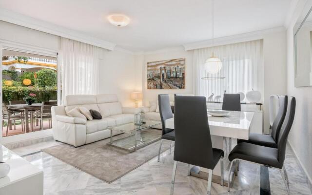 Urb La Dama de Noche 4BR by Rafleys