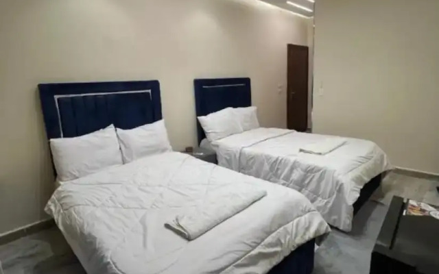 Moses Pyramids Inn