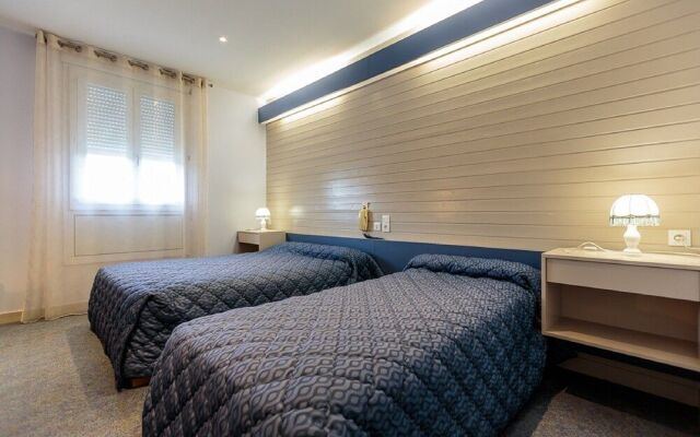 Hôtel-Restaurant La Crèche et sa piscine intérieure - Logis Hôtels