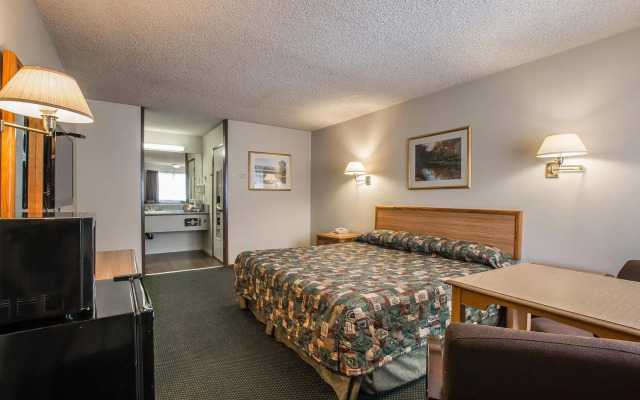 Palm Inn Hotel near Tyler Mall Riverside