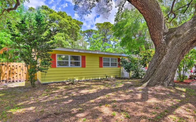 Sunny Sarasota Home w/ Yard < 2 Mi to Downtown!