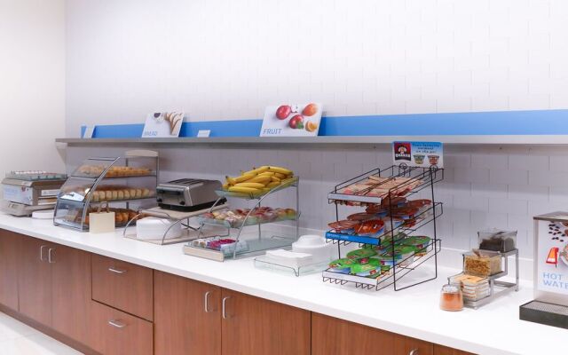 Holiday Inn Express Hotel & Suites St. Petersburg North (I-275)