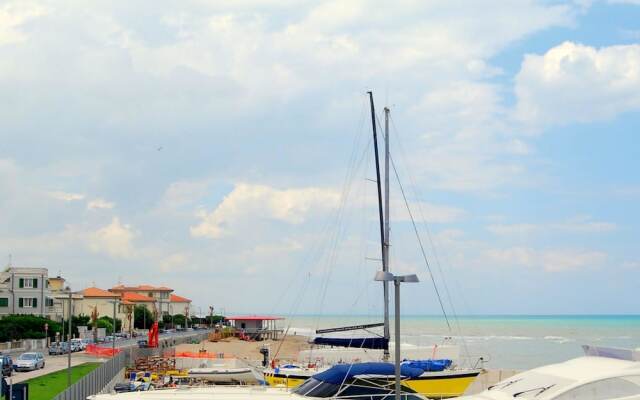 Elegant Holiday Home With Terrace, Parking, Fenced Garden