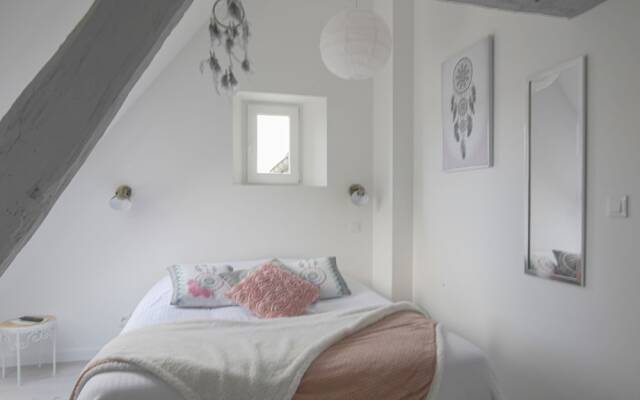 Comfy Apartment in Bayeux. Communal Terrace/livingroom and Kitchen