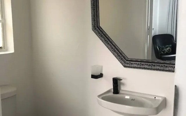 Charming Executive Studio, Solar Power, Wifi