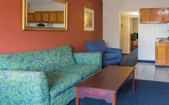 Breeze Inn & Suites
