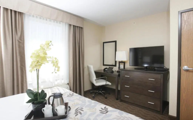 Pomeroy Inn & Suites at Olds