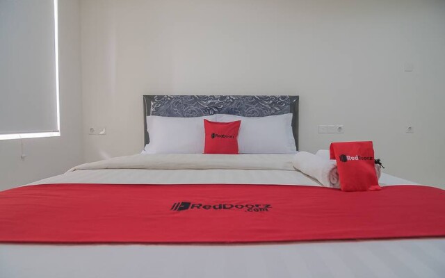 RedDoorz Apartment @ Sentul Tower