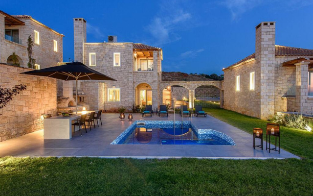 3 Bedroom Villa with a heated pool