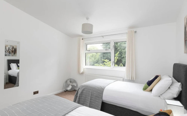 Skyvillion - Lush 2 Bed Hydean Way House & Garden