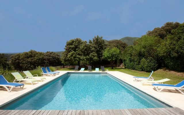 Quaint Holiday Home in Rustrel With Swimming Pool