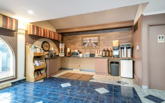 Red Carpet Inn & Suites - Albany Airport