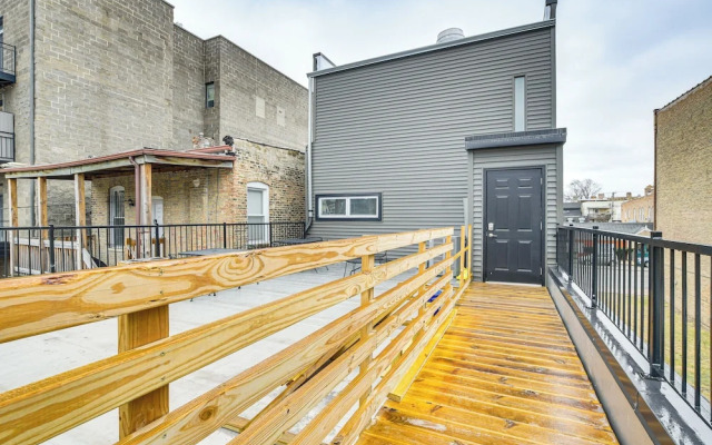 5 Mi to Dtwn: Ukrainian Village Apartment!