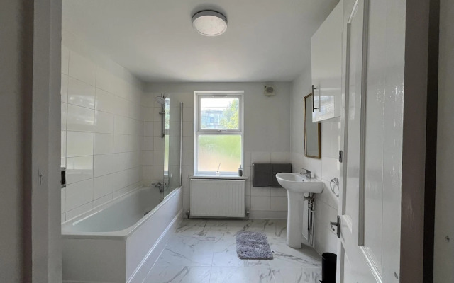 New Spacious 4 Bed Apartment in Kew Bridge