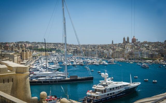 Seashells Penthouse Hot Tub Seaview by Getaways Malta